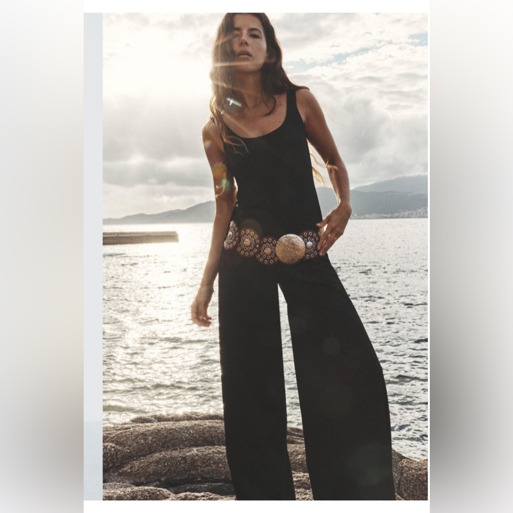 FULL LENGTH TOPSTITCHED JUMPSUIT
BLACK. SIZE MEDIUM.
